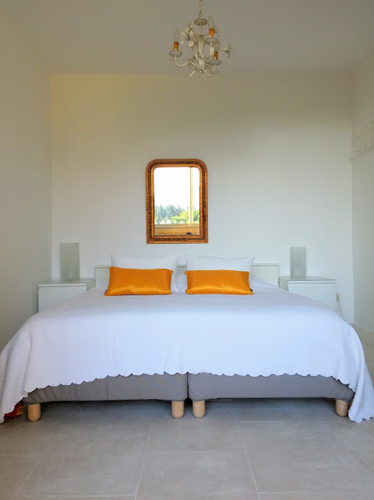 Chambre jaune lit grand
