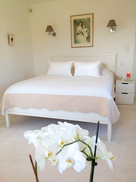 Grande chambre lit orchidee