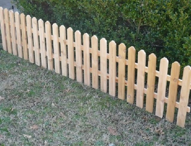 Cloture basse bois petit espace entre planches