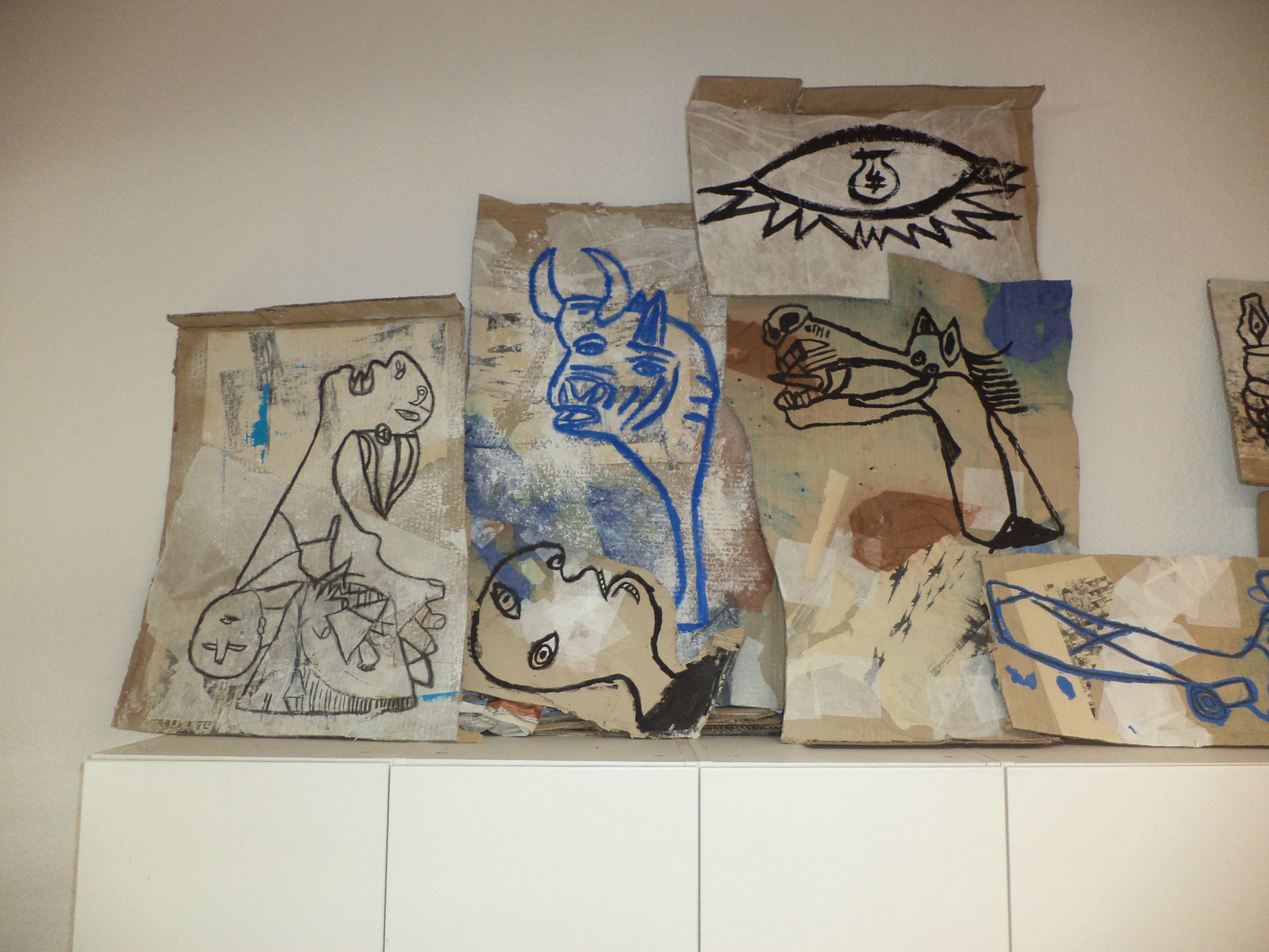 Große Collagen aus recyceltem Material, die die Panels von 'Guernica' bilden.