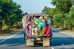 Personnes indiennes voyageant sur la plate forme d overloades d un camion pick up 30781376