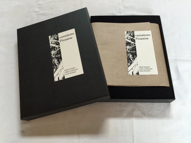 Variations Piranèse.
Cet ouvrage comprend des photographies de quelques eaux fortes de Piranèse, des photographies des œuvres d’Edith Delattre, des reproductions des œuvres de Anne Roulant & Gilles Guillaume. Il a été réalisé et tiré par les artistes sur papier aquarelle Innova 190g par impression jet d’encre.
20 exemplaires numérotés et signés.
Tous droits de reproduction et d’adaptation réservés aux artistes. 
1ère édition 2016
Sur commande.