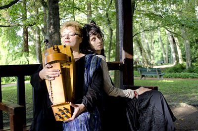 Spectacle pour adultes 
Evelyne Girardon et Myriam Pellicane pour 
"Les réveillées du Placard"