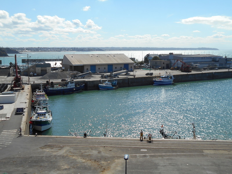 Bassin a flot et et fret sur le quai