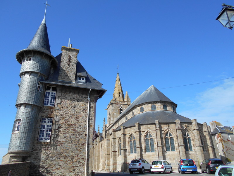 Maison du guet et eglise notre dame