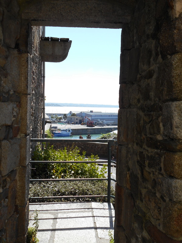 Port a travers une porte dans les remparts