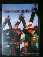 Uckange, creuset de métissage, région interculturelle et industrielle, groupée autour de la source de vie, l'usine sidérurgique. 1991, on annonce brusquement la fermeture de l'usine. Le film témoigne de la richesse ouvrière par des témoignages.