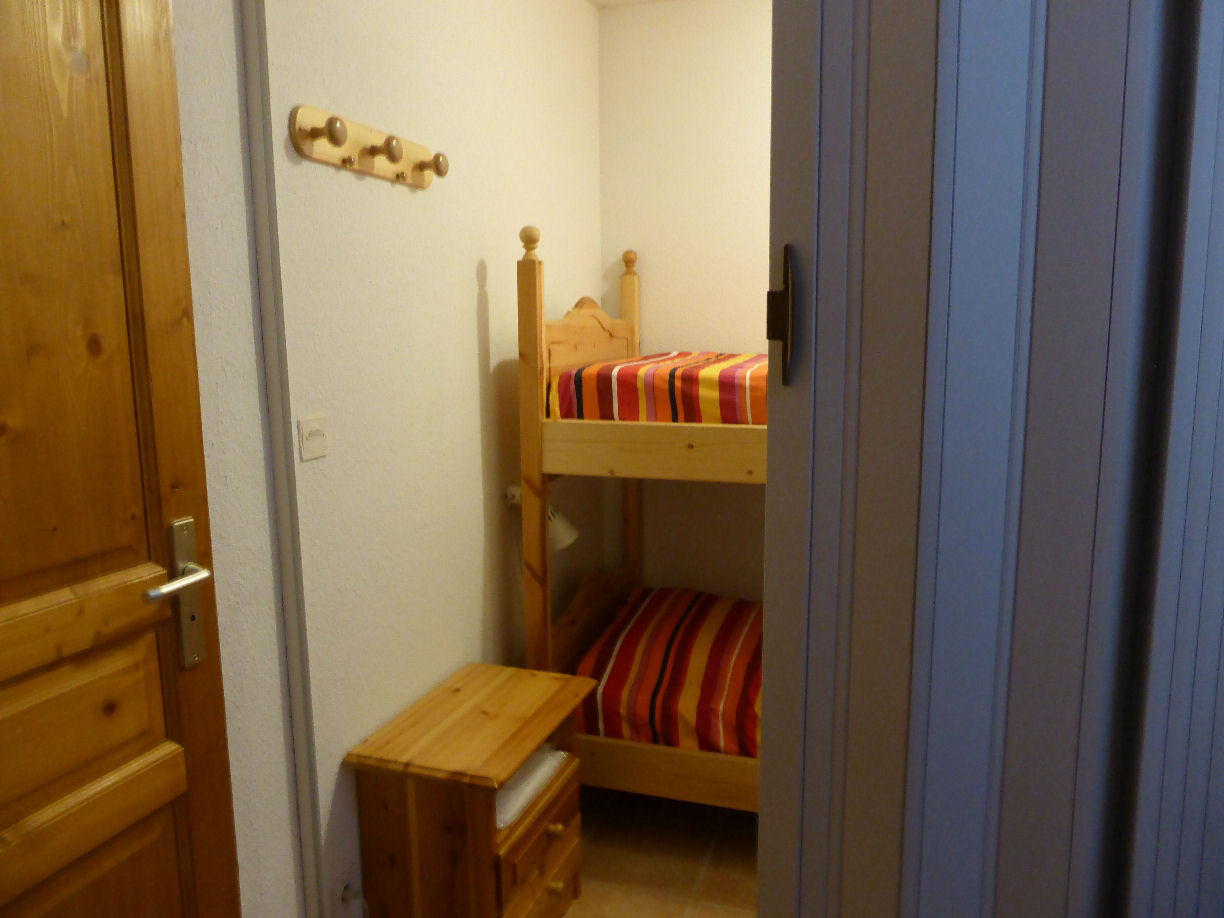 Coin Montagne derrière sa porte coulissante et entrée sdb toilette