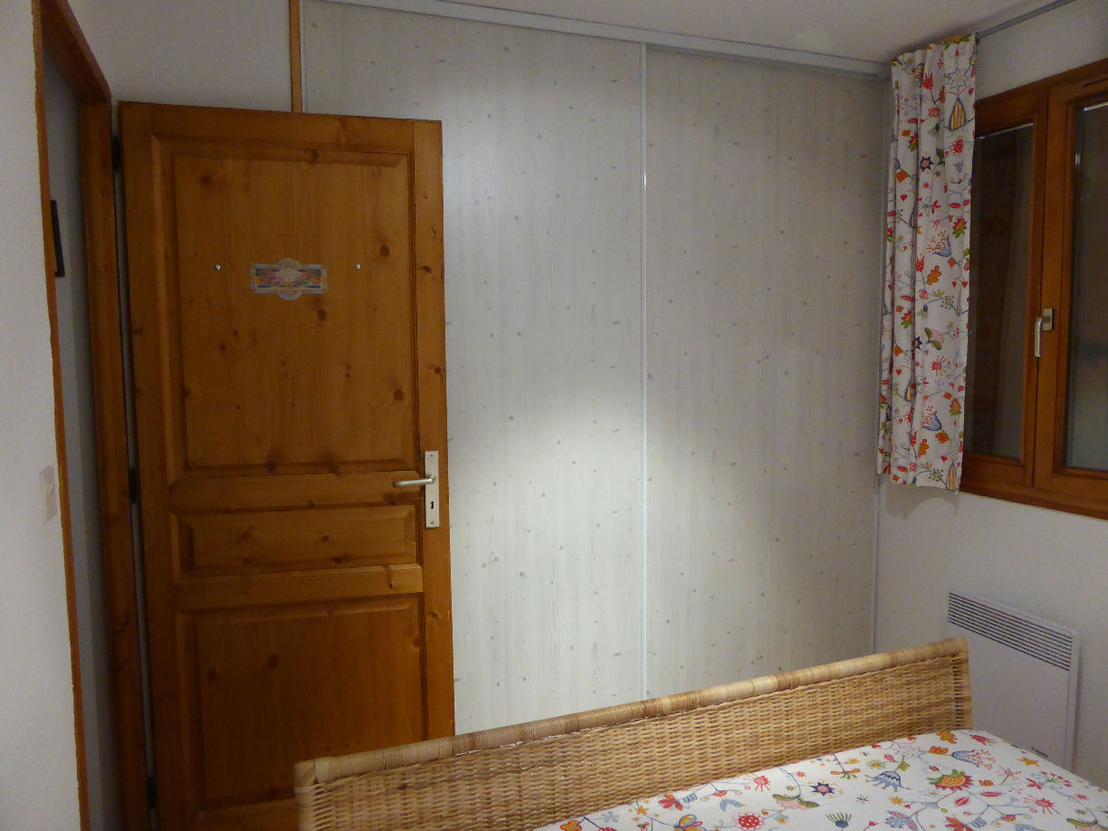 Chambre avec armoire ( porte coulissante ) 
