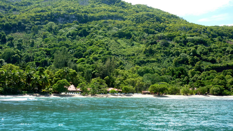 Versant boisé au centre de la photo, derrière Cormier Plage
