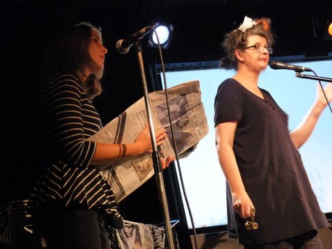 Louise alias Simone, épluche de vieux articles de journaux en même temps que ses patates.
"On retrouvait déjà des corps sur les plages"  