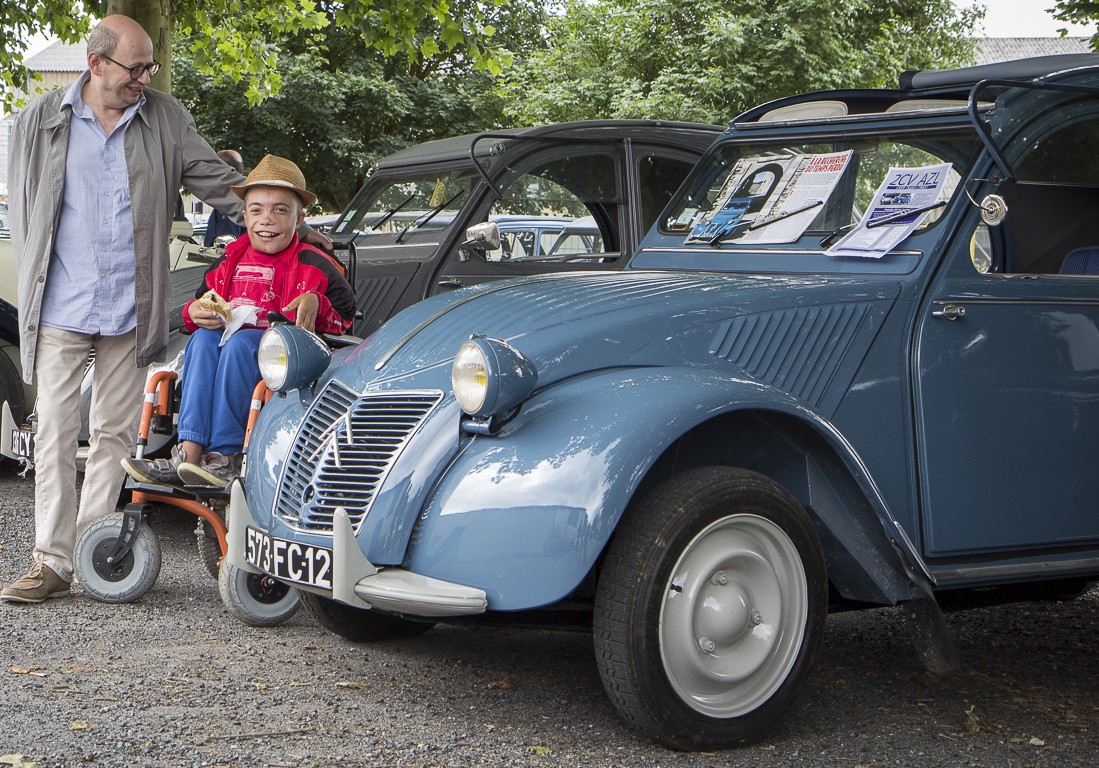 Exposition de ma 2cv Bleu glacier azl 1959 lors de la journée véhicules anciens à Lioujas Aveyron au profit de l'association de l'ami Tom : www.associationtom.fr