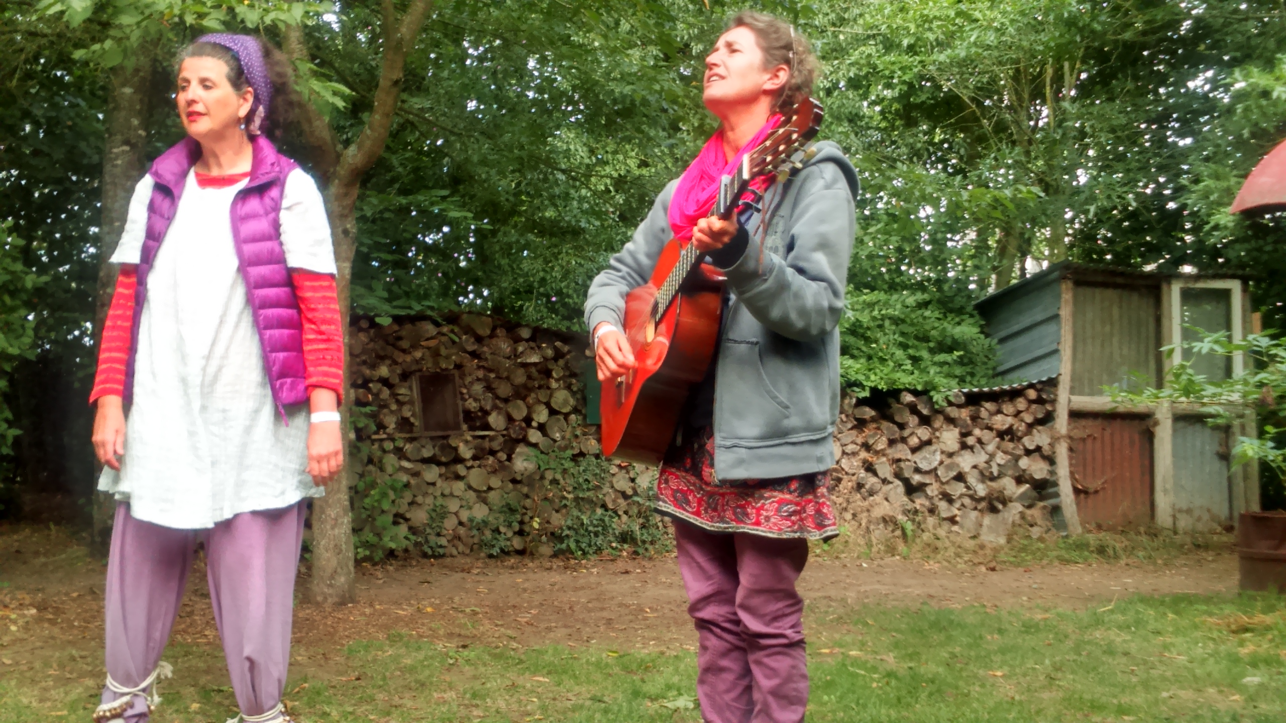 Jardin des Histoires de Pougne-Hérisson dans le cadre du Festival de Parthenay 
(79- Deux-Sèvres)
http://www.deboucheaoreille.org/