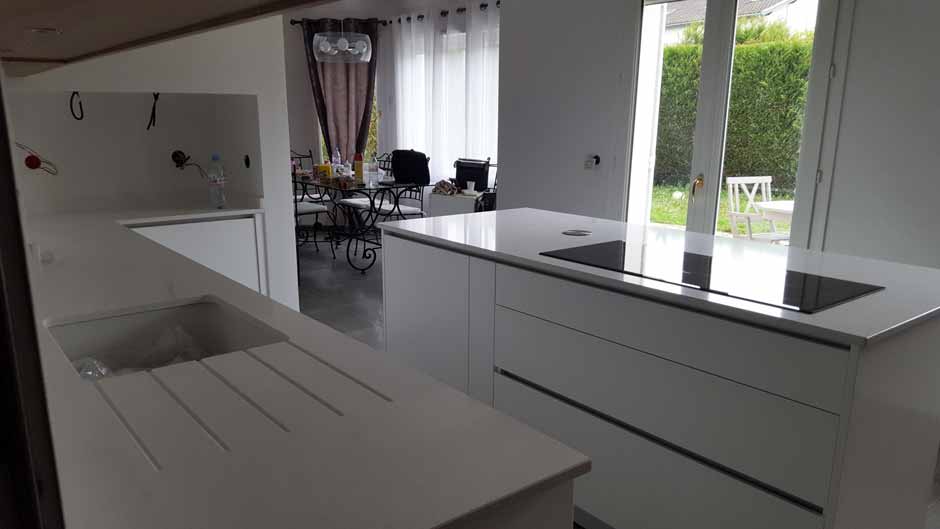 Cuisine laque poignee aluminium