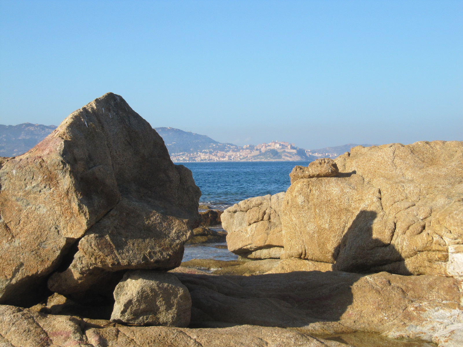 A quelques mètres de la plage de l'Arinella, magnifique succession de rochers