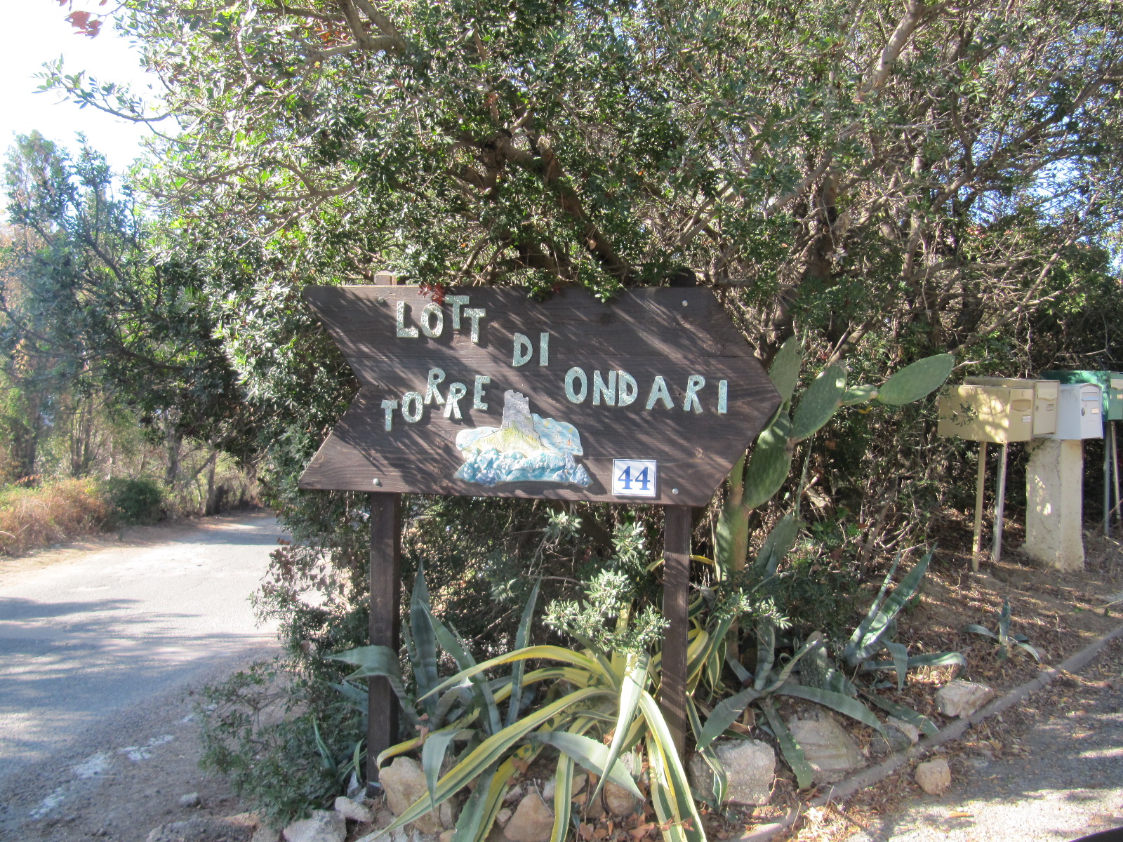 Deux Km après la pharmacie, sur votre droite 