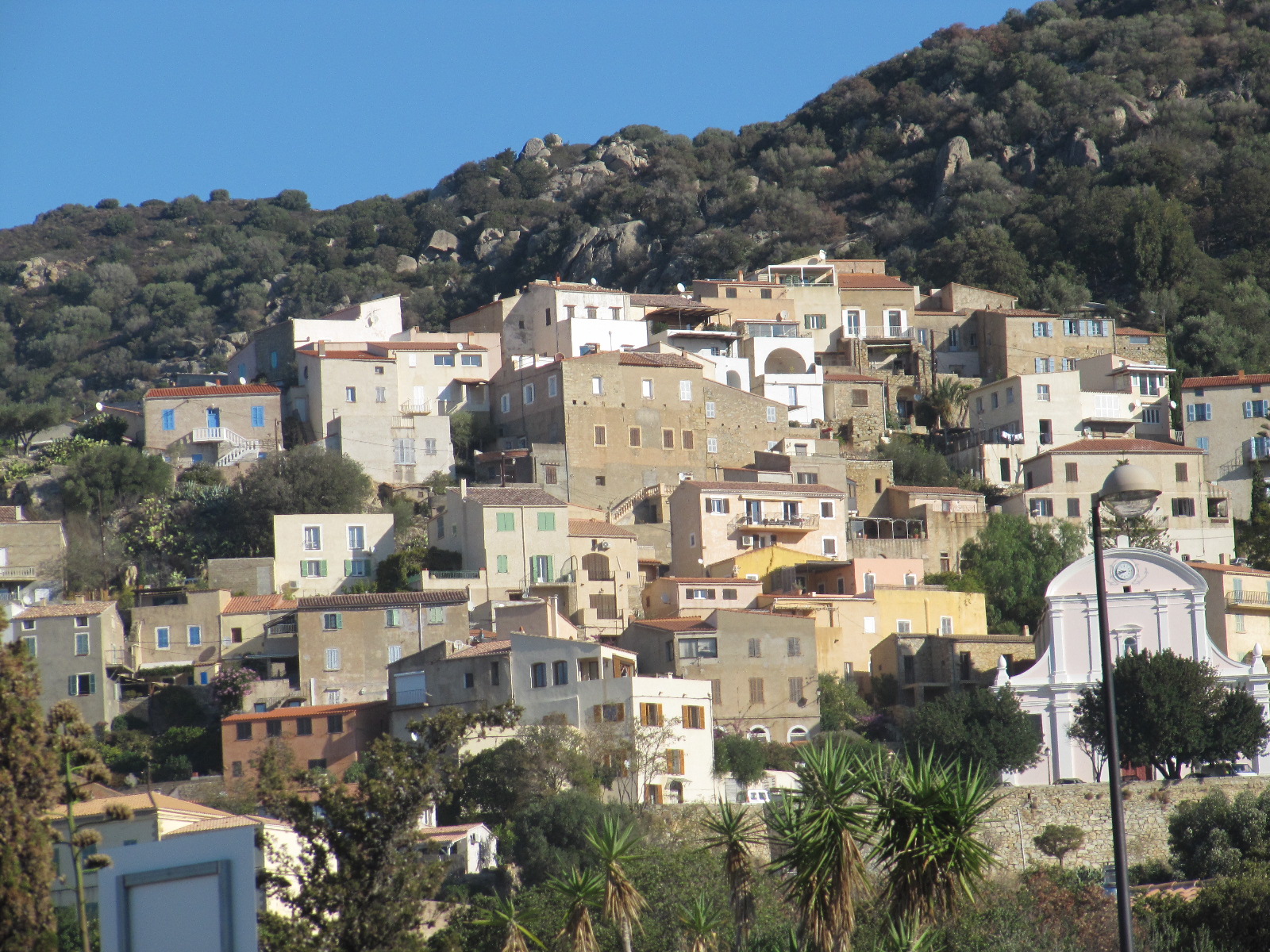 Lumio et ses maisons à la même architecture que l'appartement.