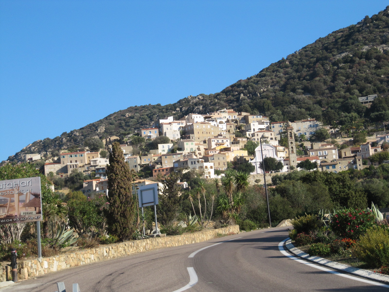 A la pharmacie, prendre route de la mer, suivre également le fléchage "restaurant le MATAHARI"