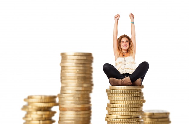 Femme blonde avec des colonnes de pieces de monnaie 1149 81