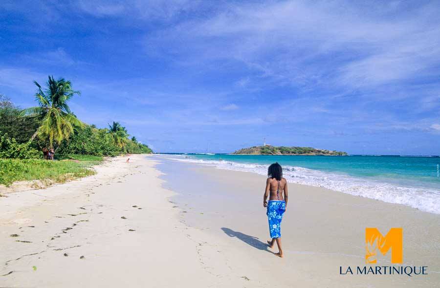 Homme noir marche sur plage martinique