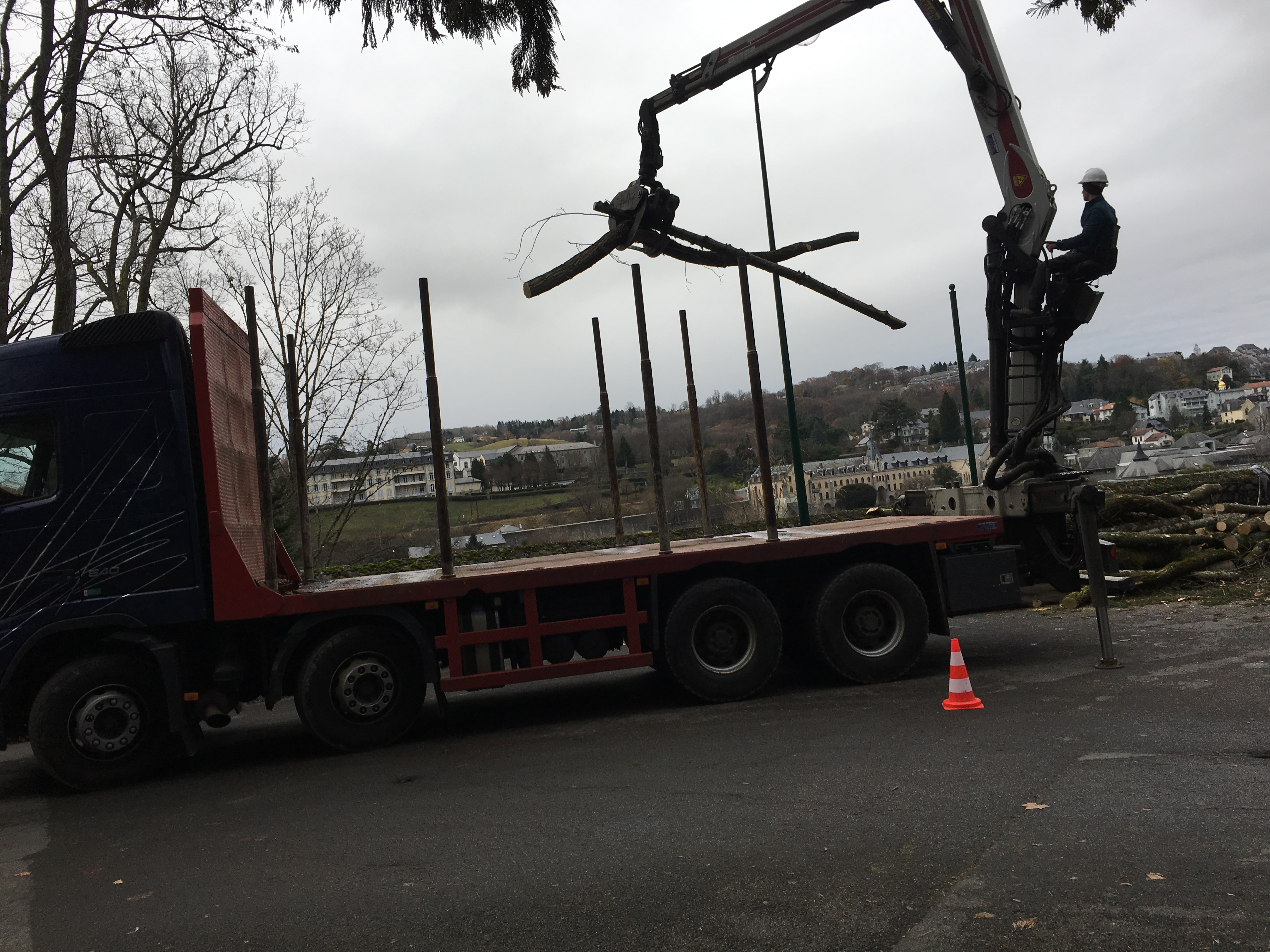 Chargement des troncs avec le camion grumier