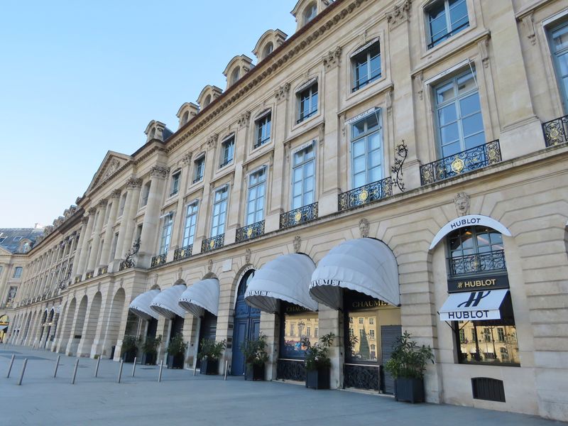 Paris vend 8 