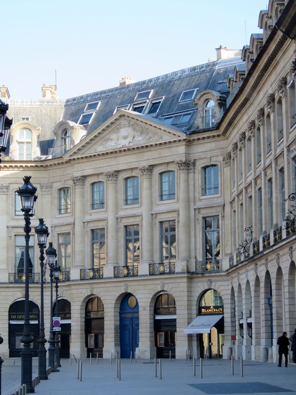 Paris vend 9 