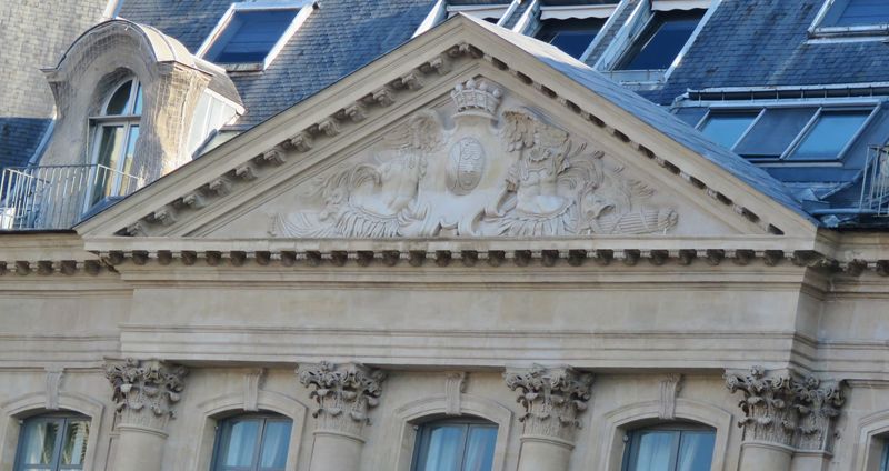 Paris vend 10 
