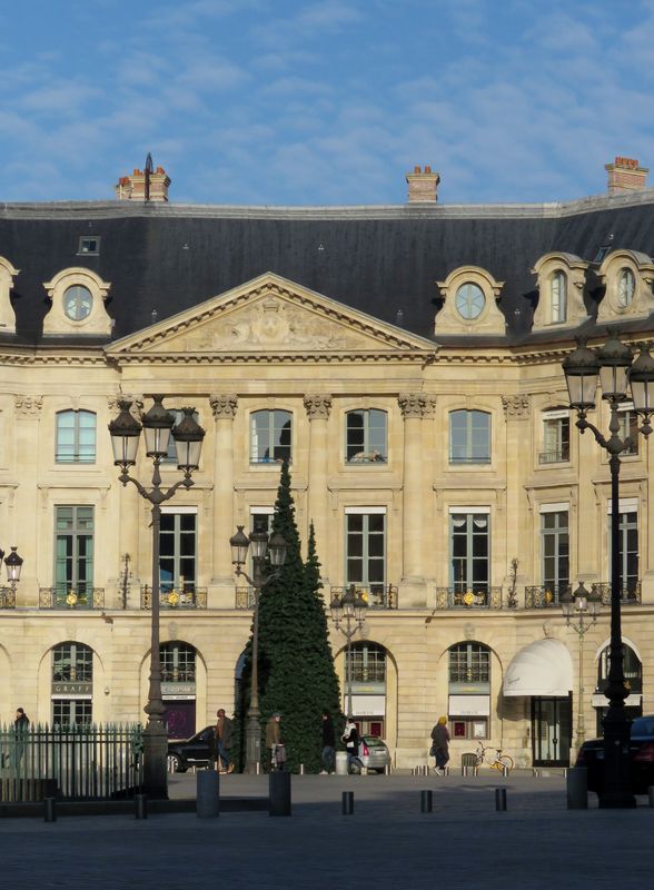 Paris vend 11 