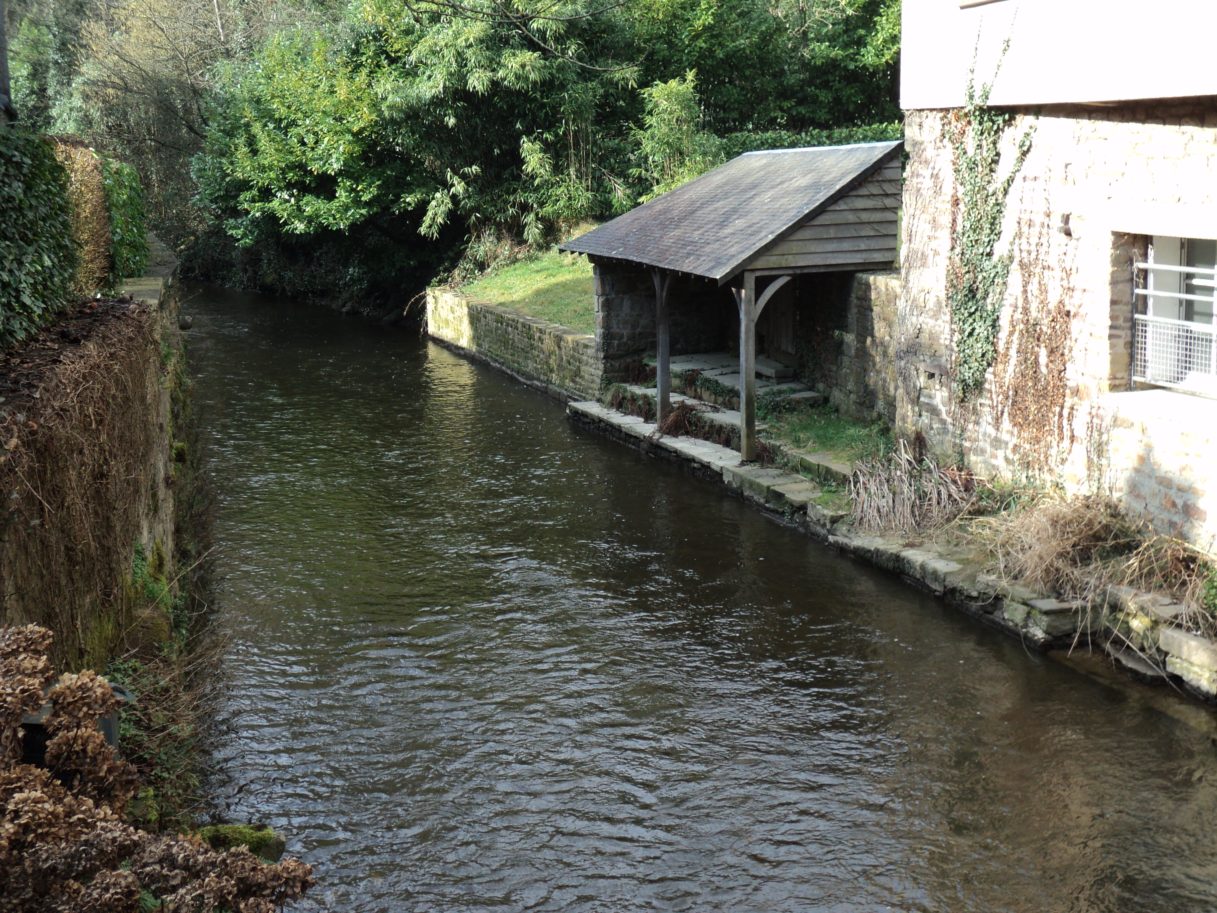 Vue d un lavoir depuis le pont chignon ph clairay 2010 
