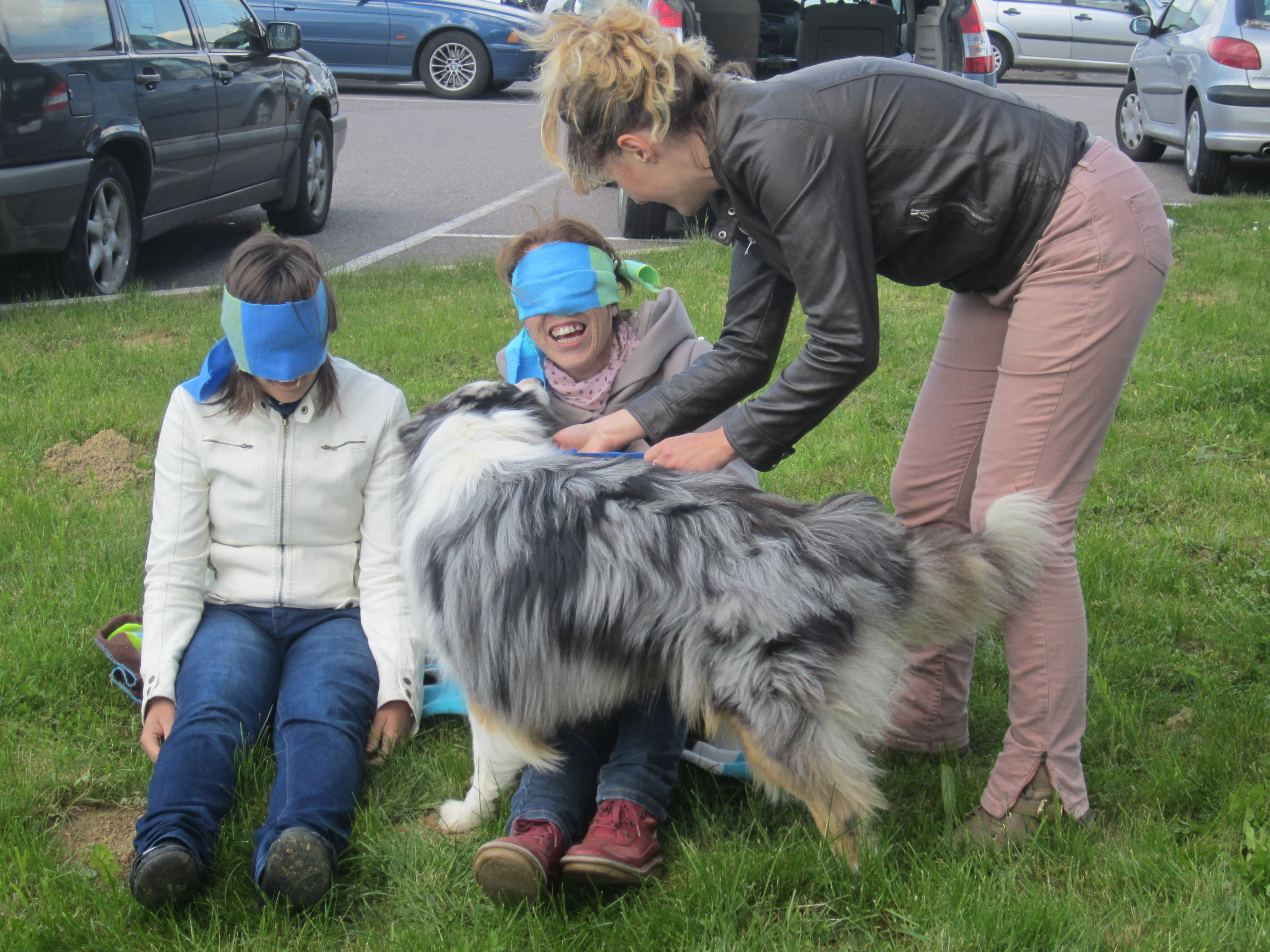 Activité associant enfants, intervenante et chien en médiation animale