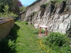 petit chemin dans le village accès à côté du lavoir avec parcours géologique