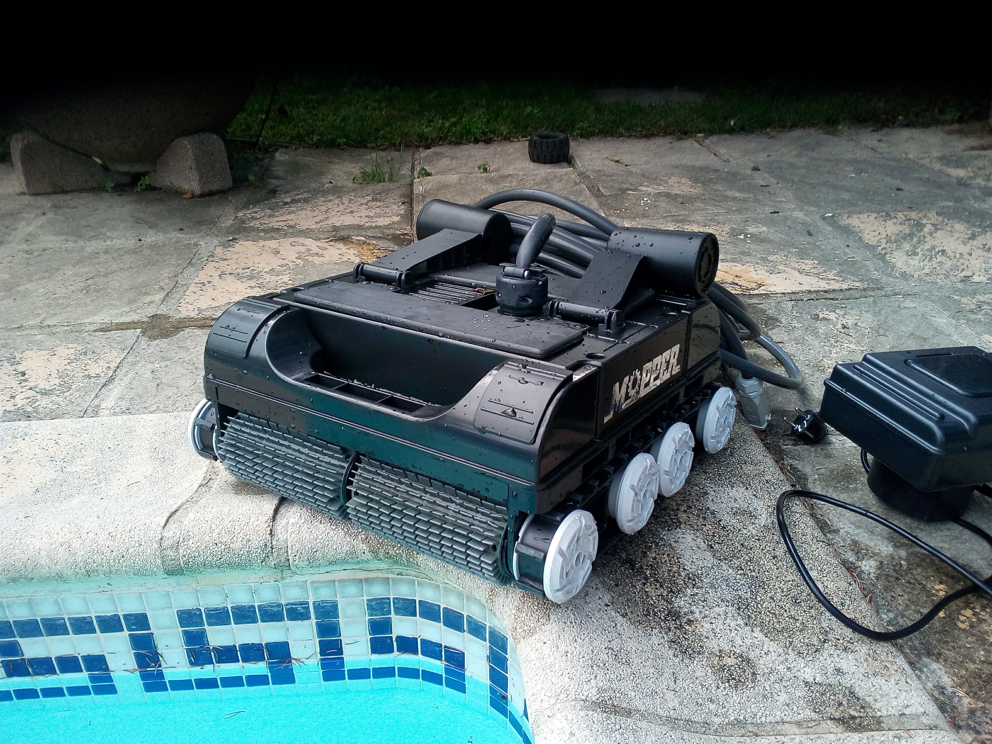 robot piscine mopper V3 reconditionné , 3 mode de n"nettoyage sol,sol et mur ,piscine sale . touts types de piscine même les plage immergée, fonctionne en au froide 1 degré.