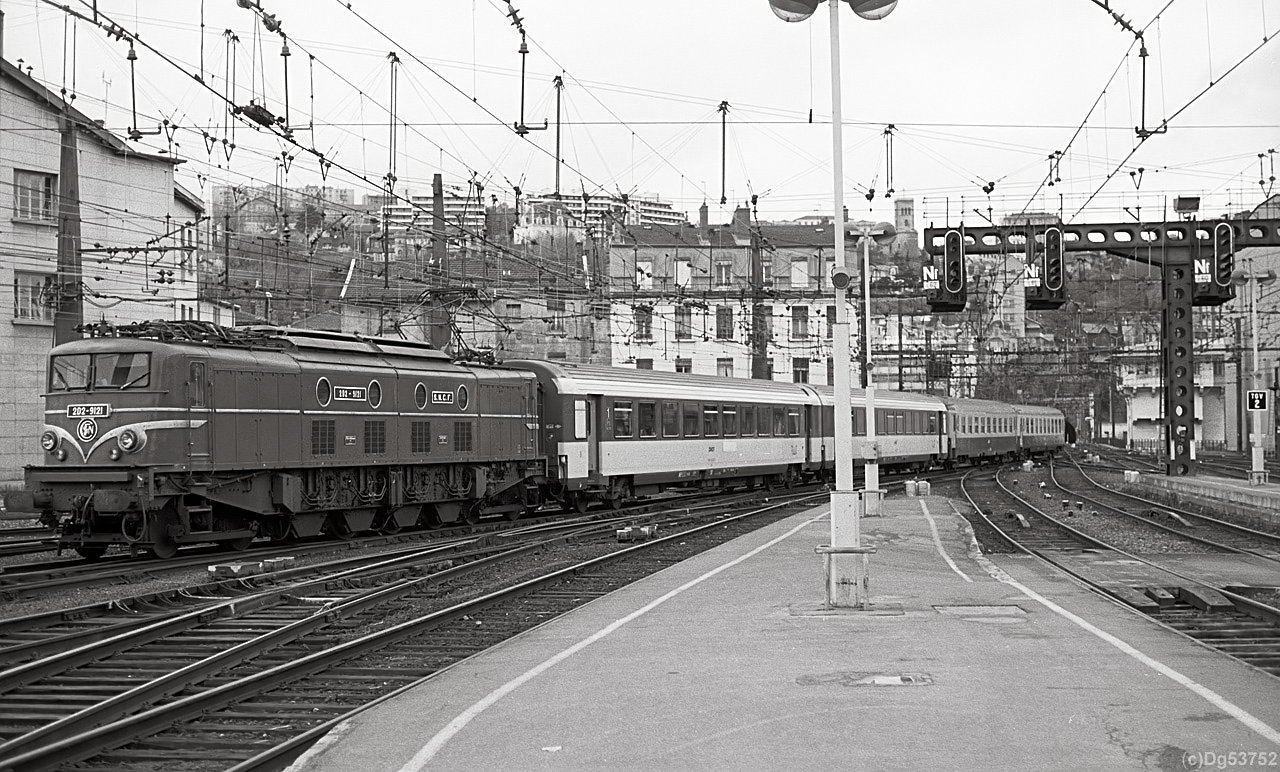 La 9121 en tête d'une rame W à Perrache