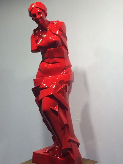 Vénus rouge   - résine acrylique lacquée (105x50x40cm)