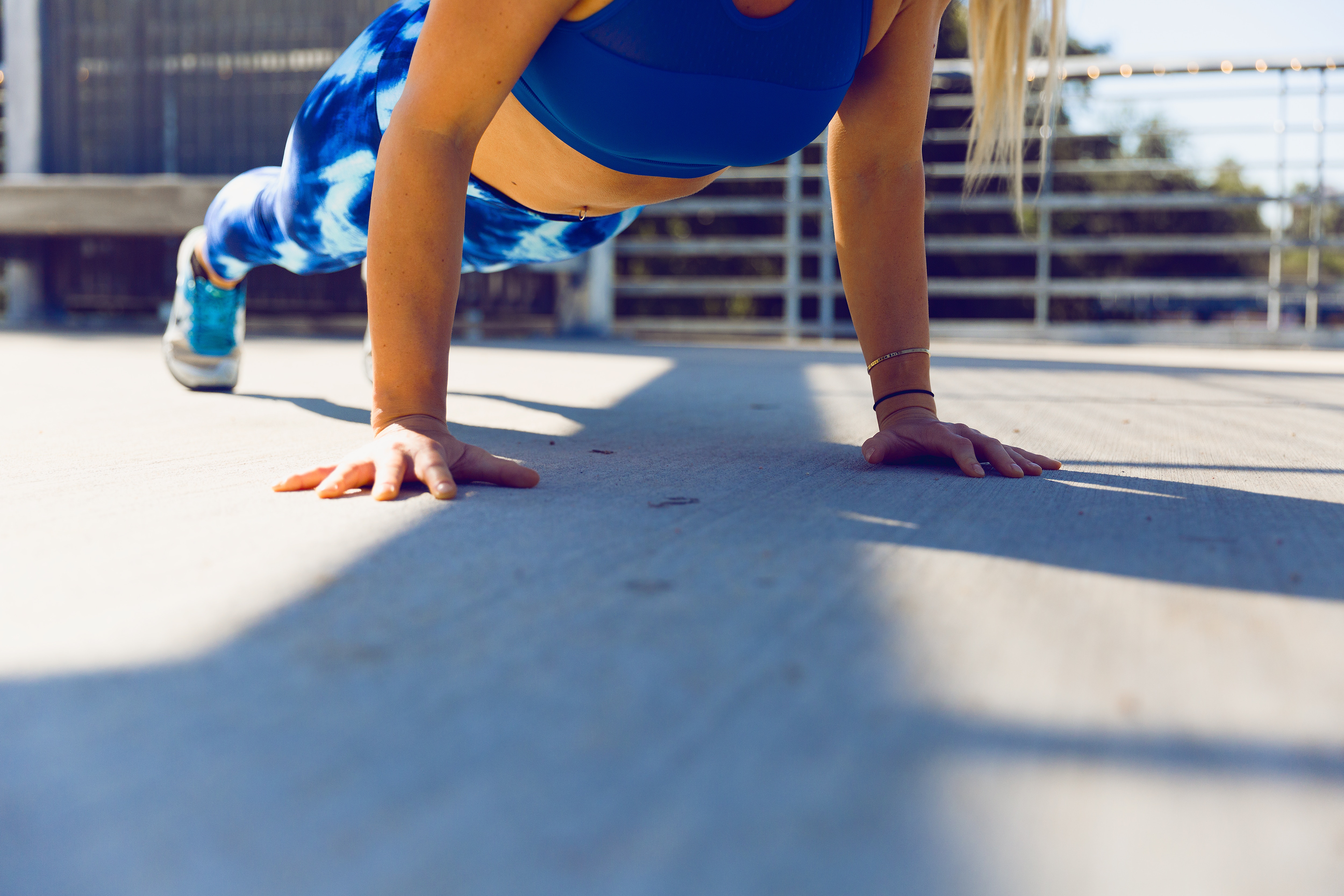 Femme faisant l'exercice de musculation de pompe. Suivi personnalisé coach sportif