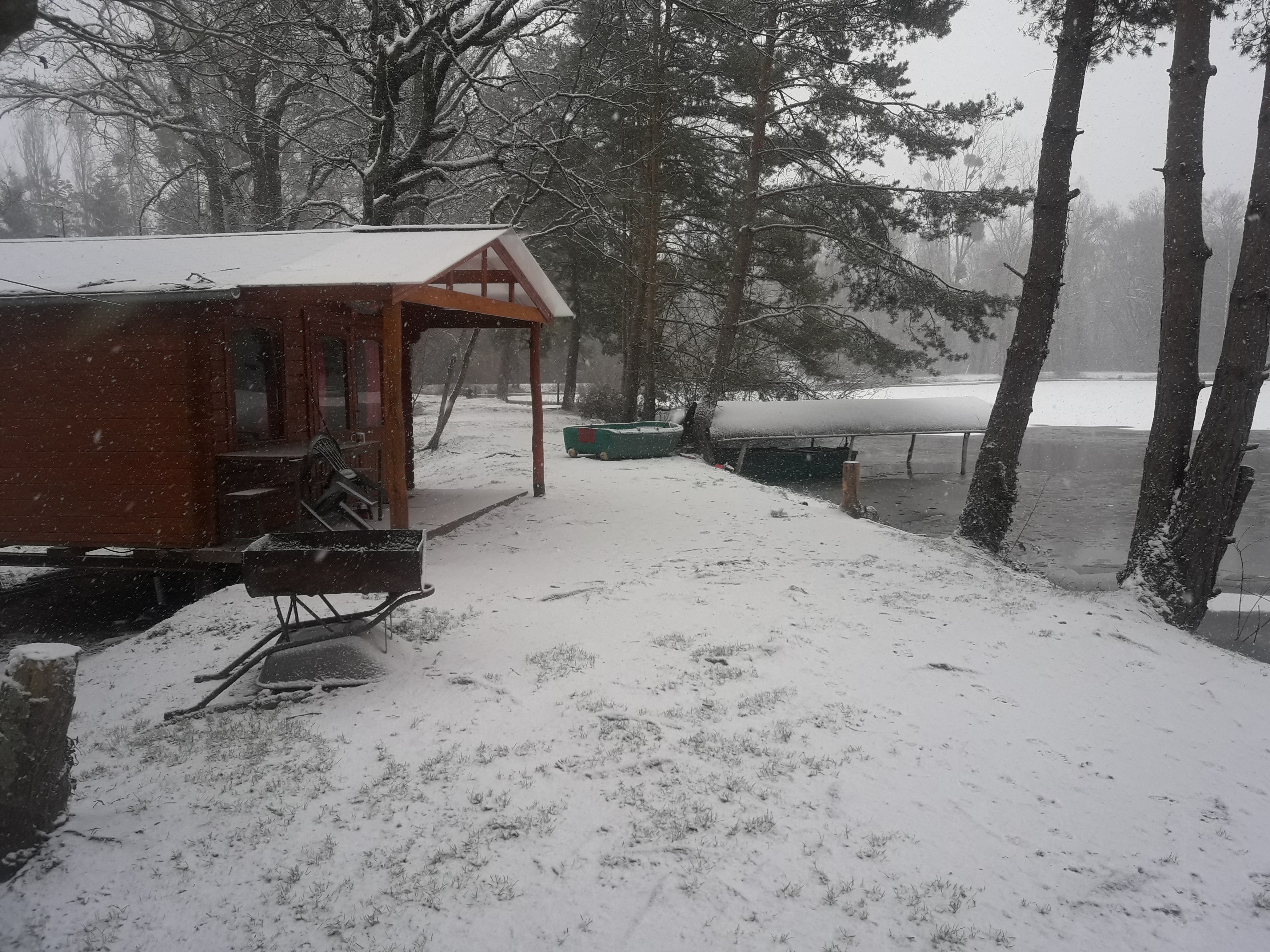 Le chalet pêcheur sous la neige, avec le chauffage on a 15°.