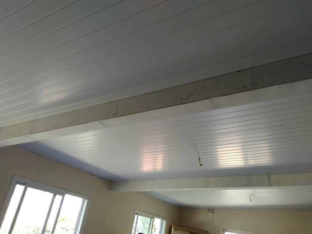 Réalisation d'un plafond en lambris PVC