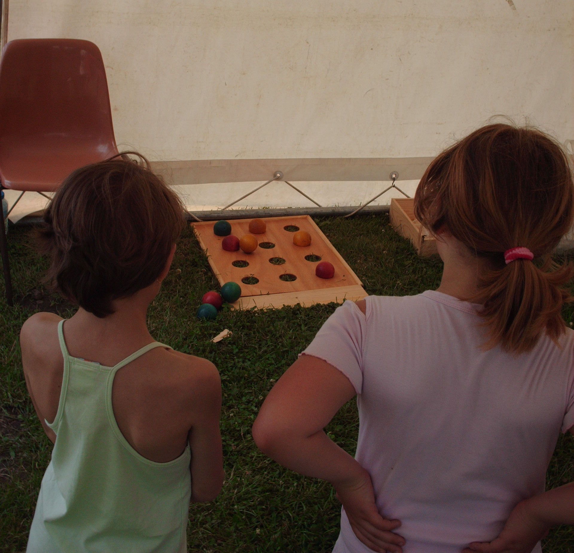 Boules sur plateau dans un stand
