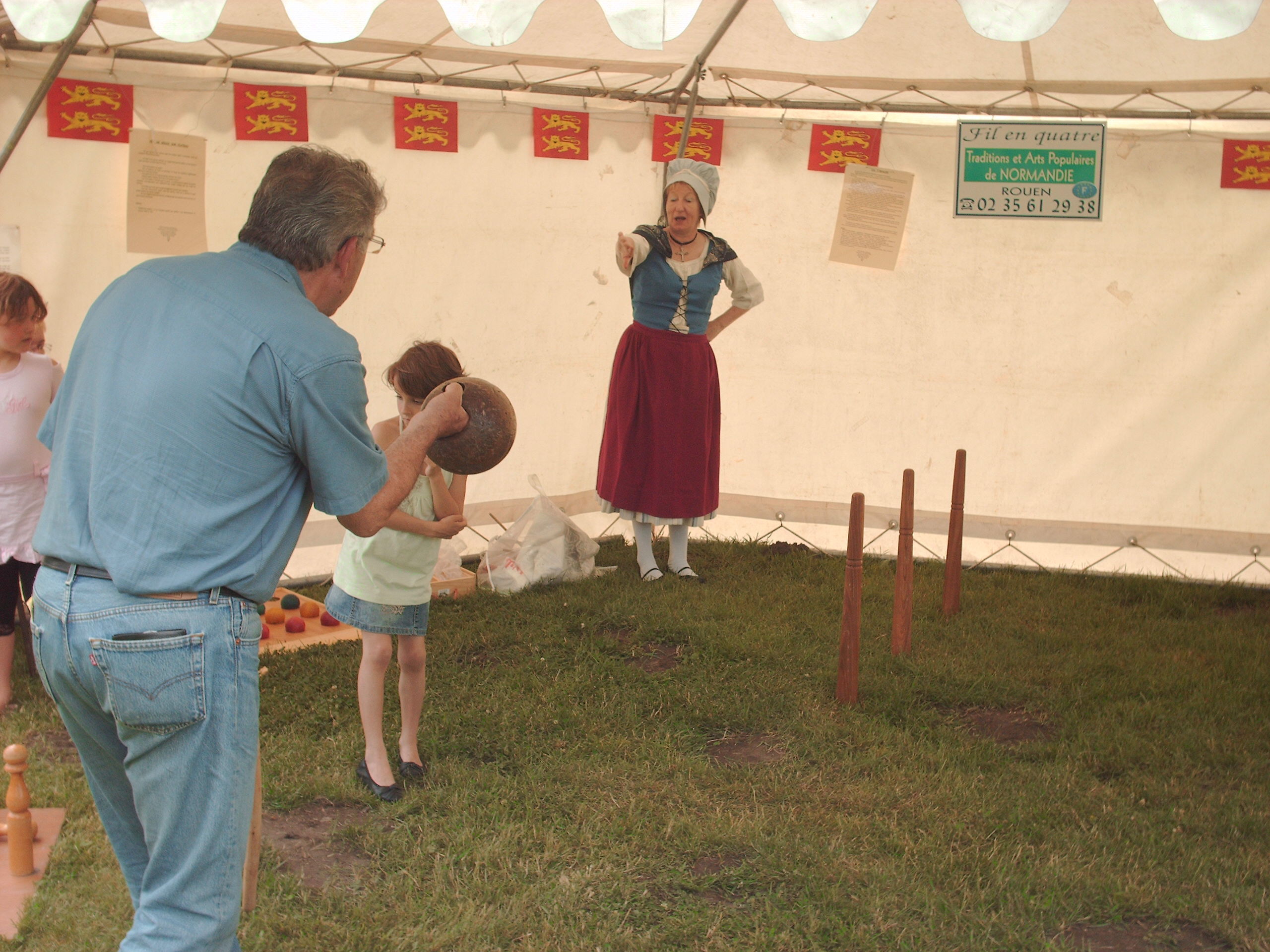 Trois quilles dans un stand