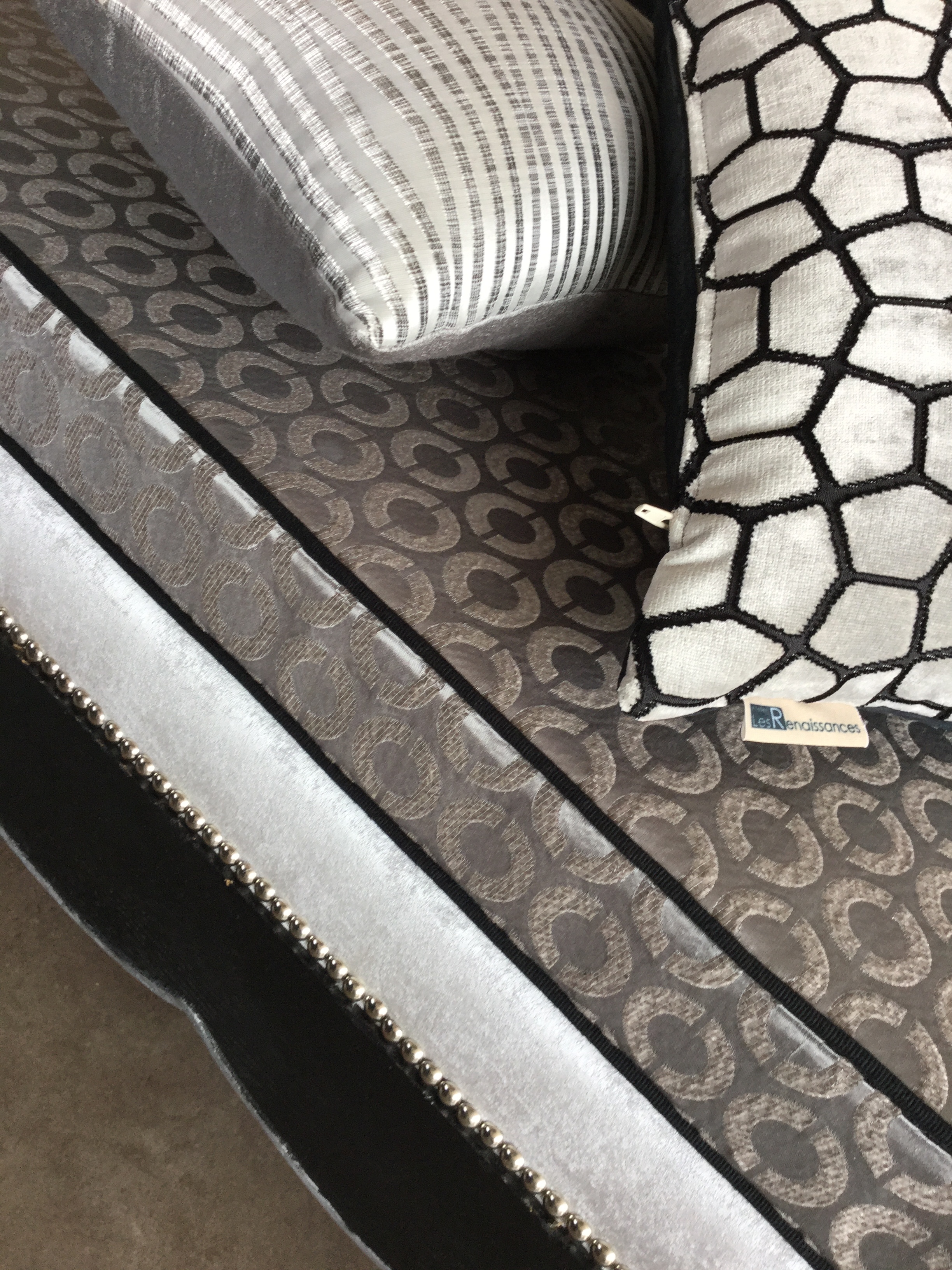 Refection restauration relooking fauteuil chaise canape banquette 4 meuble tapissier decorateur bordeaux st medard en jalles atelier les renaissances