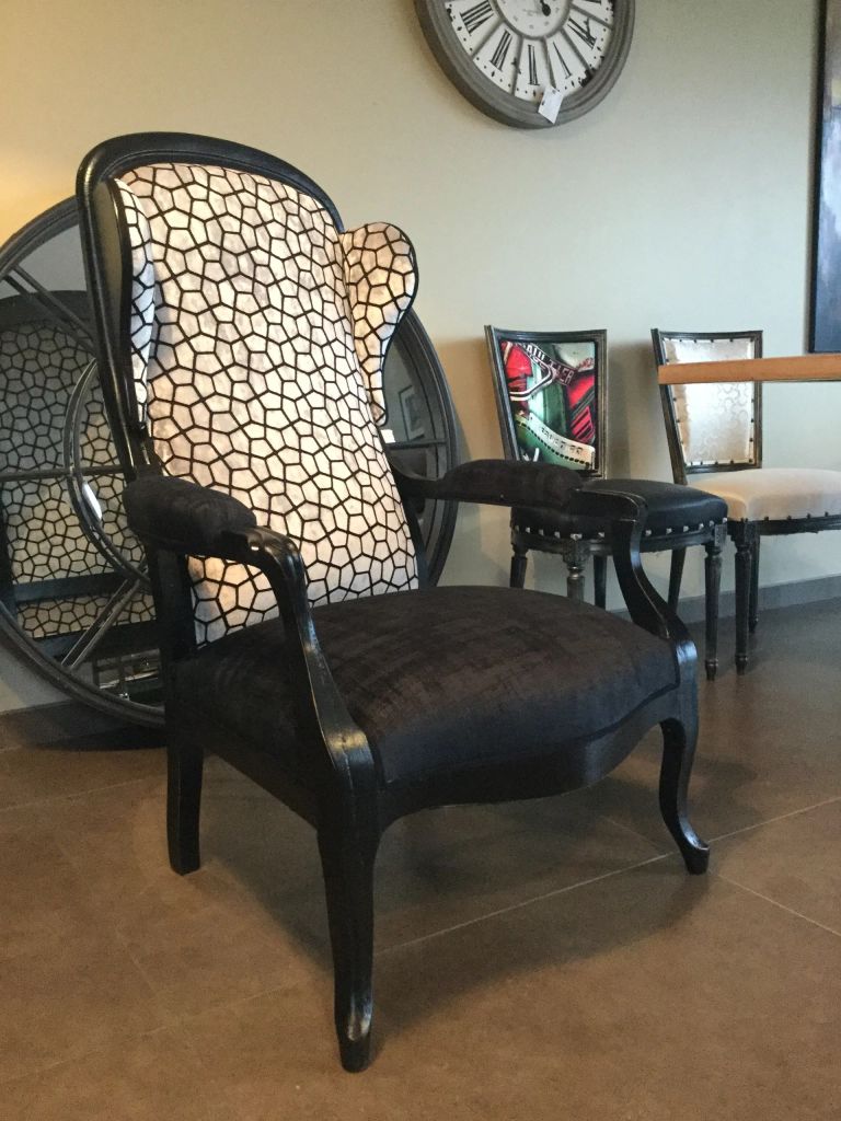 Refection restauration relooking fauteuil chaise canape meuble voltaire 34 tapissier decorateur bordeaux st medard en jalles atelier les renaissances