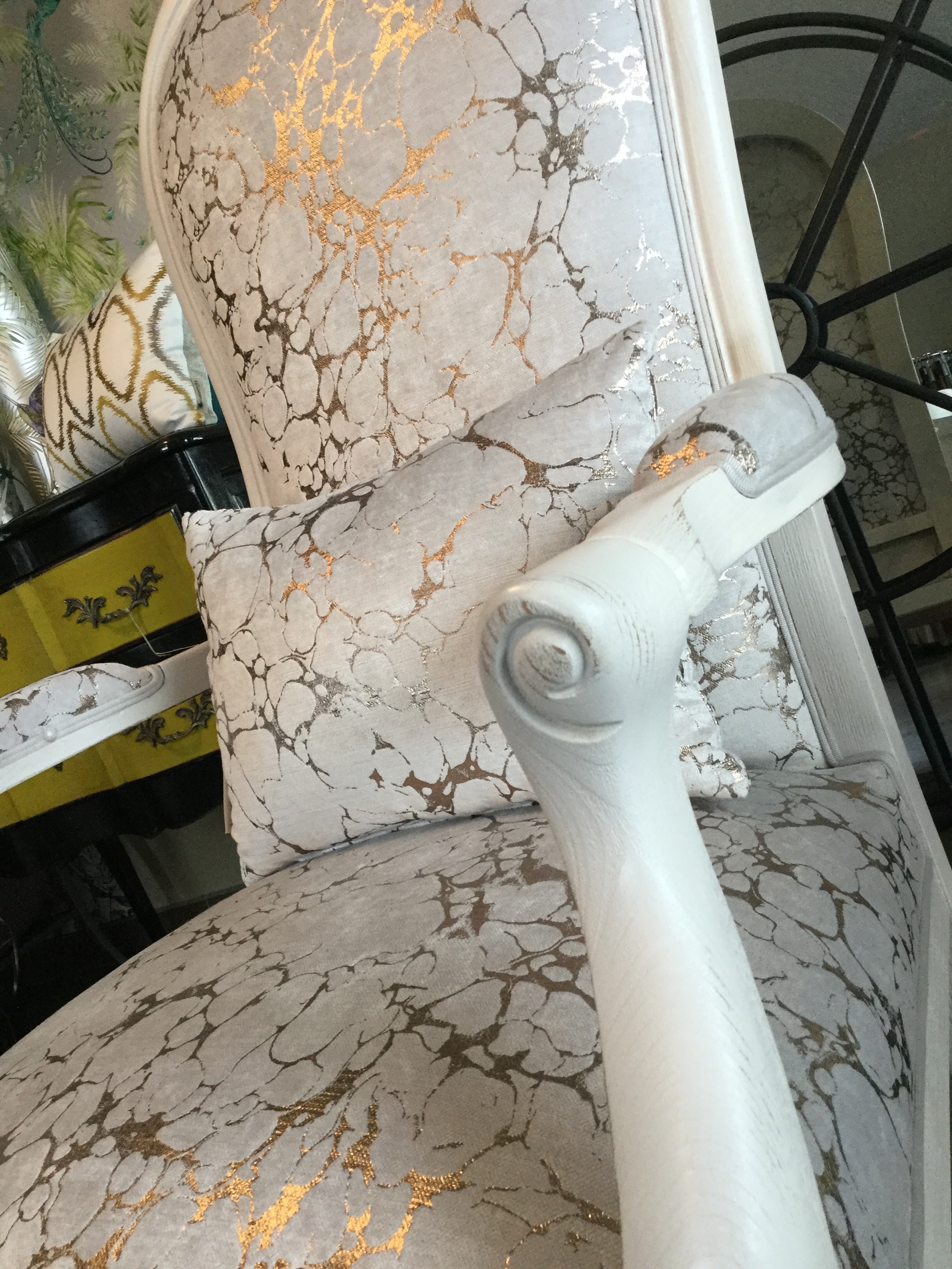 Refection restauration relooking fauteuil chaise canape meuble voltaire 51 tapissier decorateur bordeaux st medard en jalles atelier les renaissances