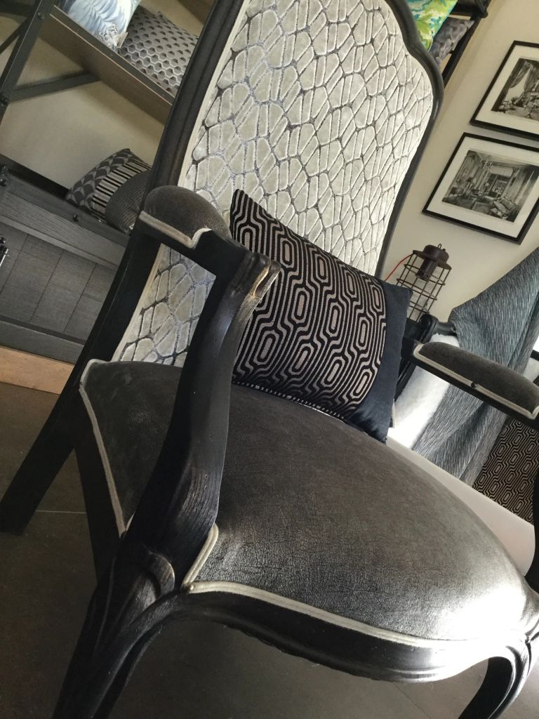 Refection restauration relooking fauteuil chaise canape meuble voltaire 25 tapissier decorateur bordeaux st medard en jalles atelier les renaissances