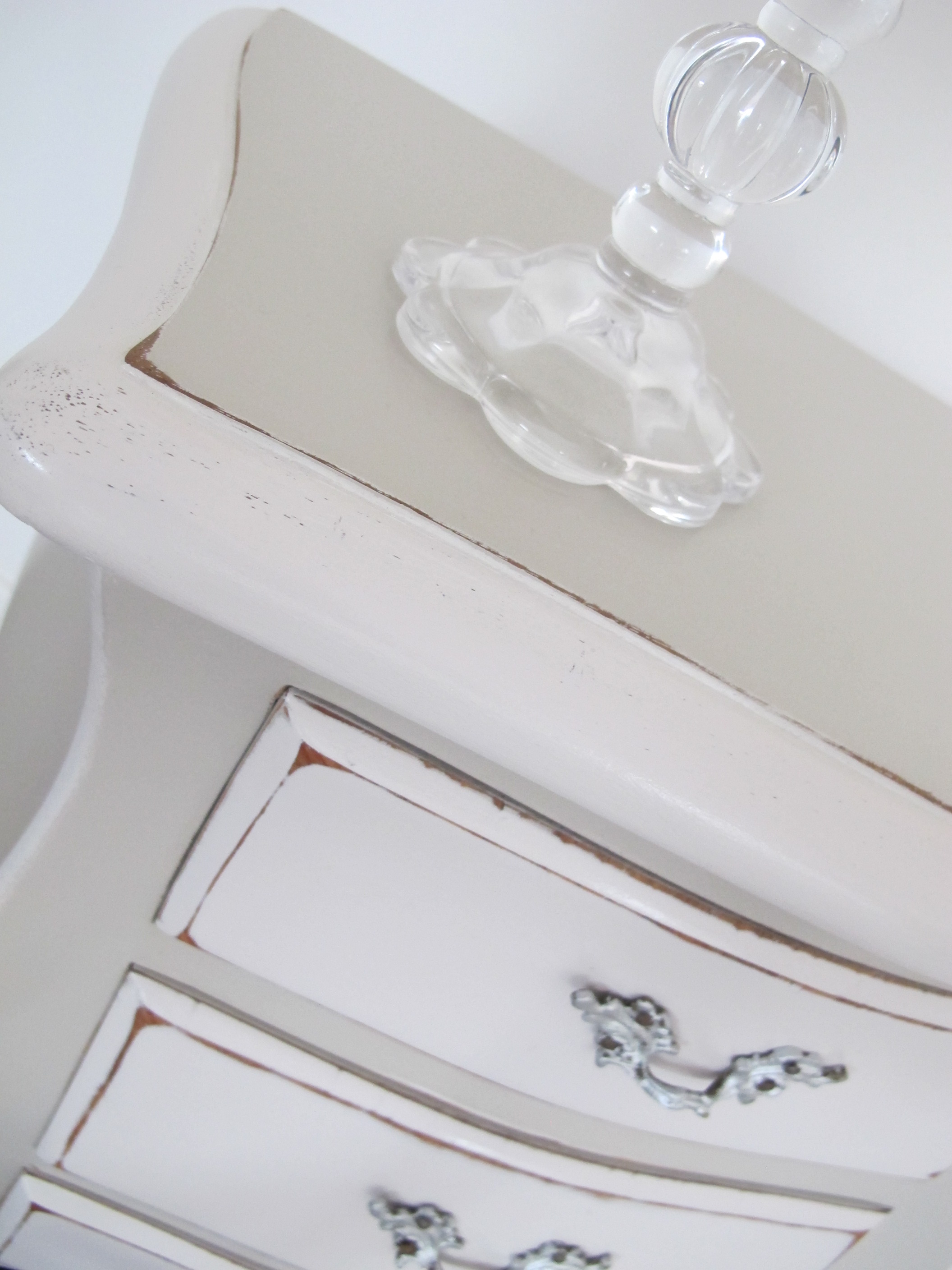 Refection restauration relooking fauteuil meuble chevet gueridon selette 4 tapissier decorateur bordeaux saint medard en jalles atelier les renaissa