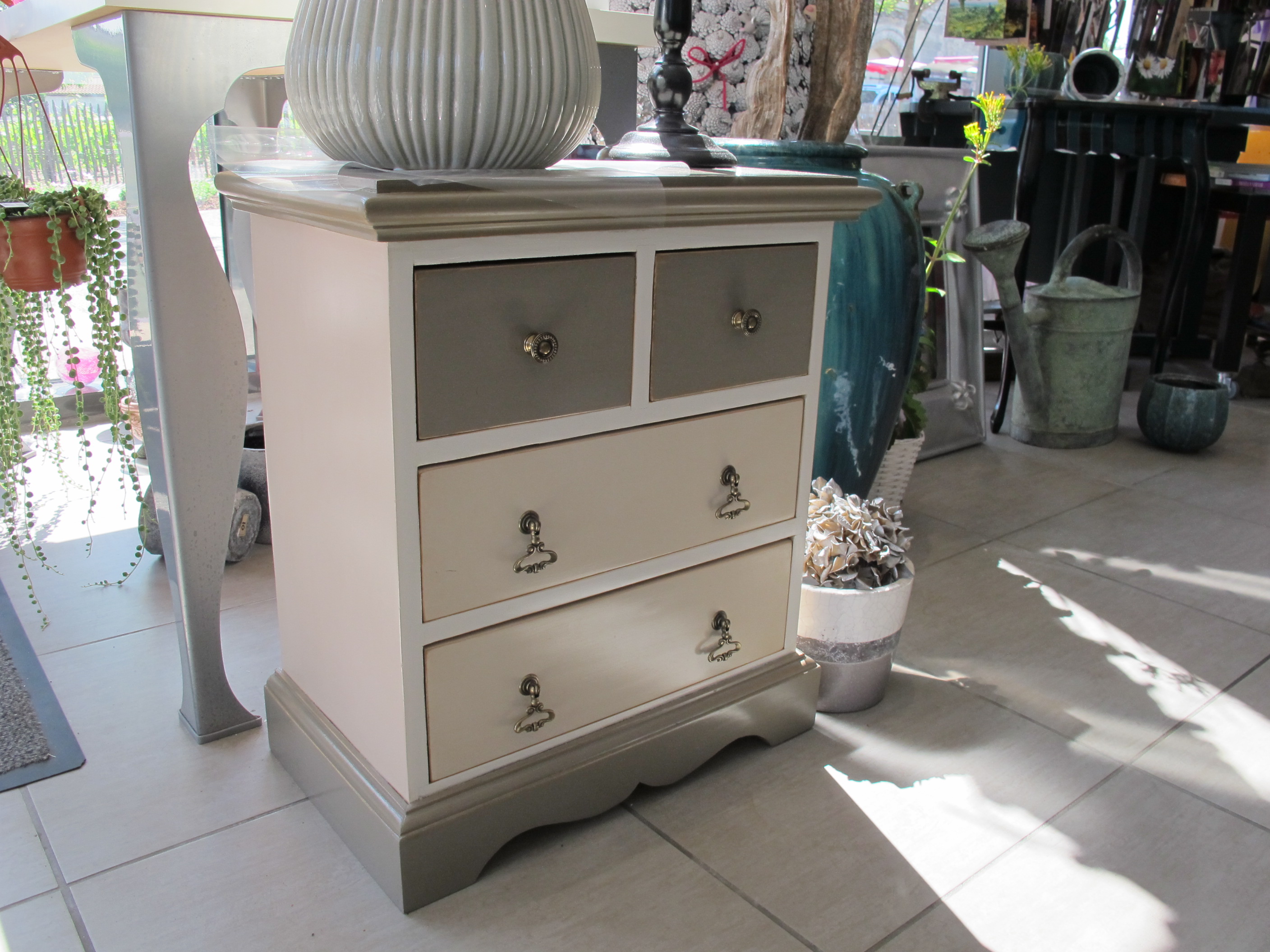 Refection restauration relooking fauteuil meuble chevet gueridon selette 26 tapissier decorateur bordeaux saint medard en jalles atelier les renaissances