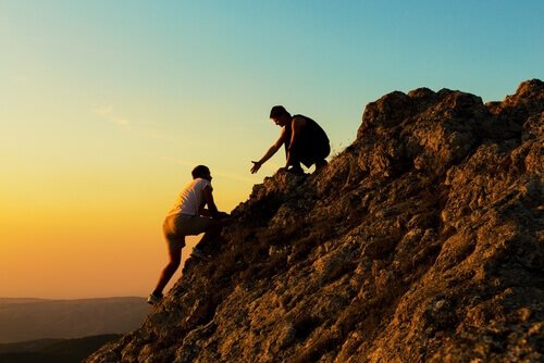 Deux grimpeurs sur une montagne