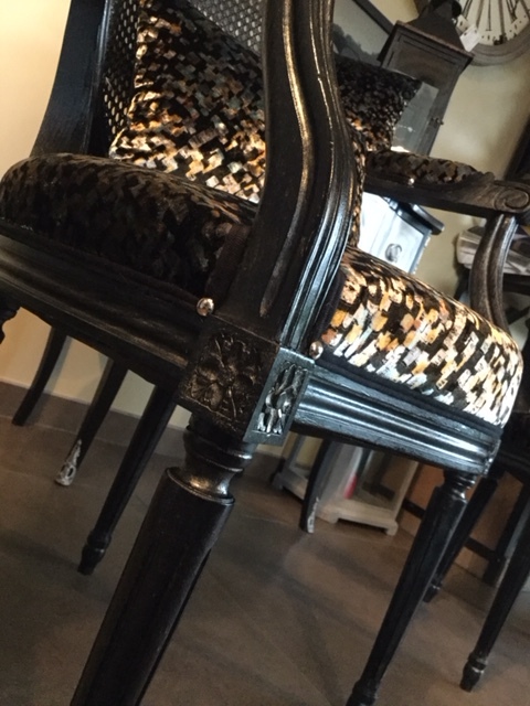Refection restauration relooking fauteuil chaise canape meuble cabriolet 101 tapissier decorateur bordeaux saint medard en jalles atelier les renaissances