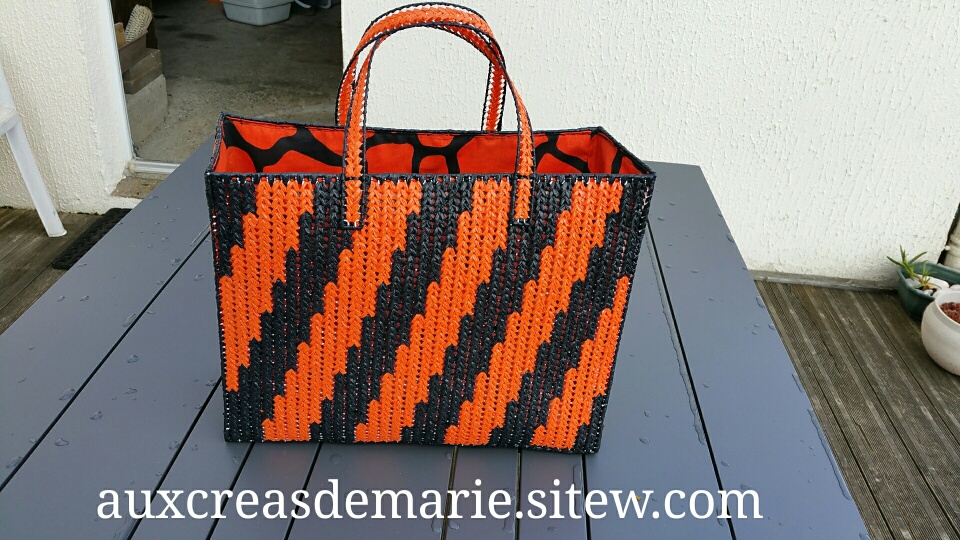 sac cabas en grillage plastique  et sacs plastiques 
35h pour la fabrication; modèle unique 28 euros 