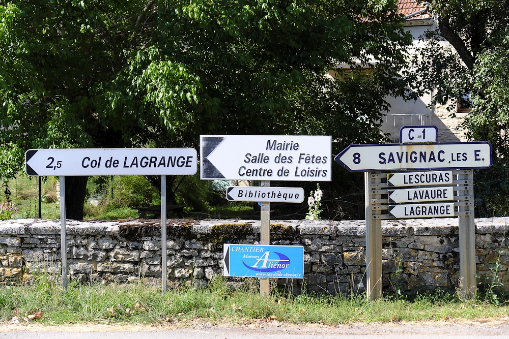 Signalitique au bas du village